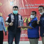 Kalapas Muara Enim Herdianto memberikan Cinderamata Hasil Karya Warga Binaan Lapas Muara Enim kepada Ketua PWI Muara Enim.