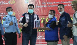 Kalapas Muara Enim Herdianto memberikan Cinderamata Hasil Karya Warga Binaan Lapas Muara Enim kepada Ketua PWI Muara Enim.