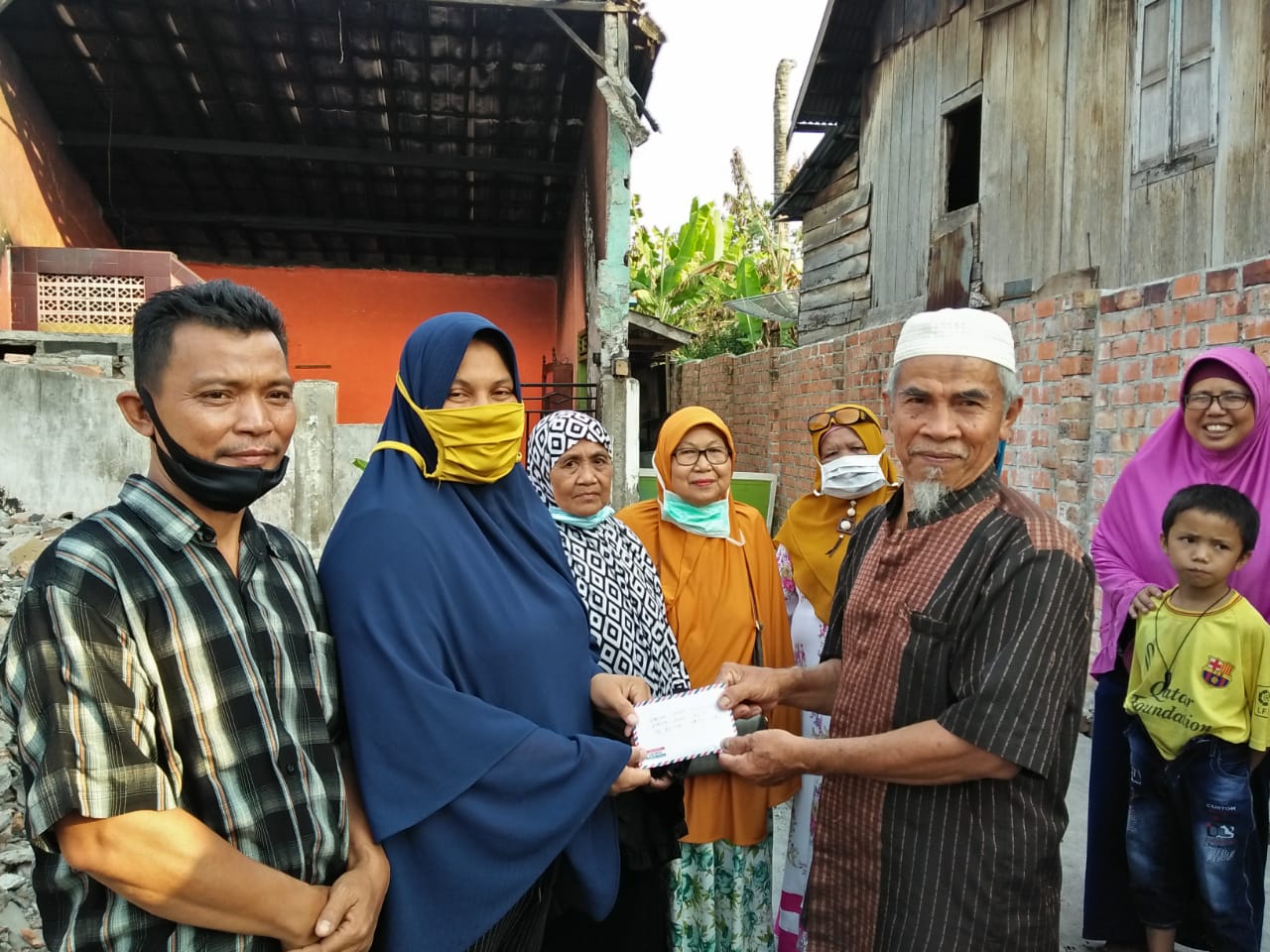 Ketua PCM Ujanmas Melalui H. Ibnu S. Serahkan Bantuan