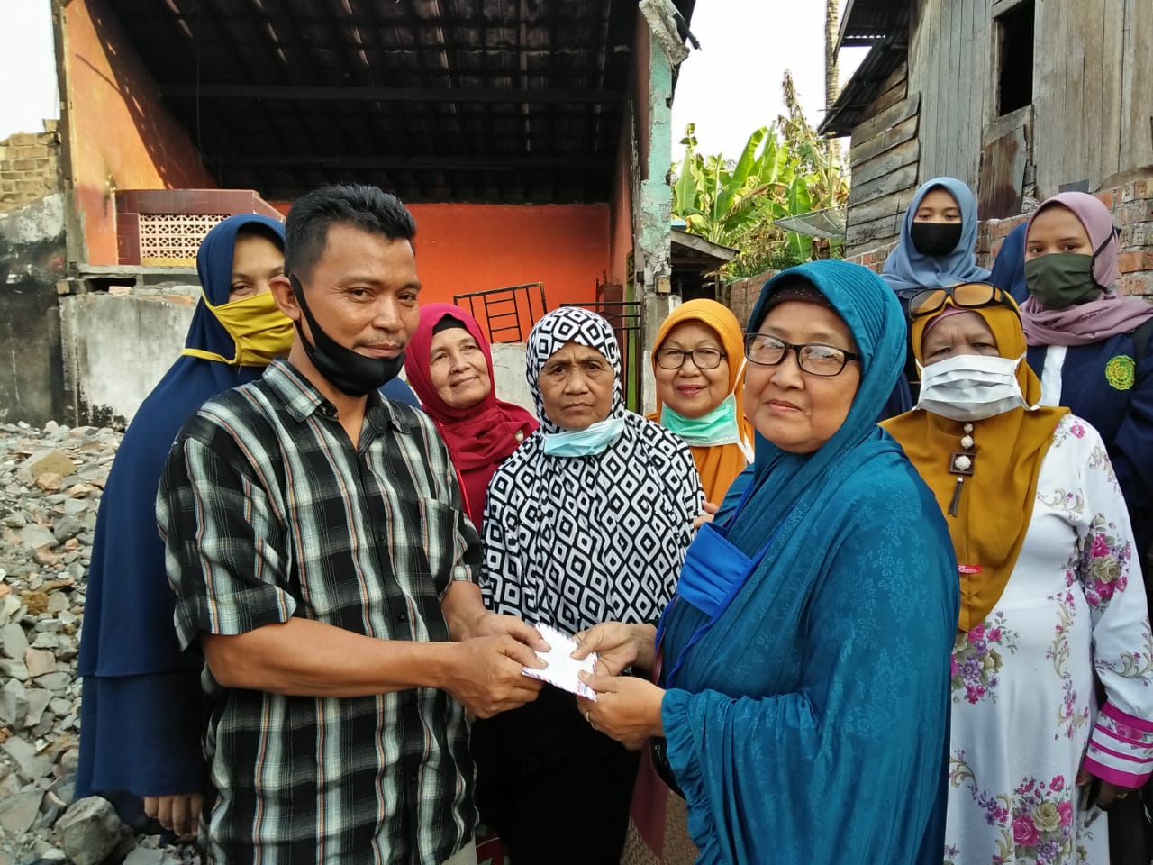 Ketua PCA Ujanmas Hj. Lismawati Serahkan Bantuan