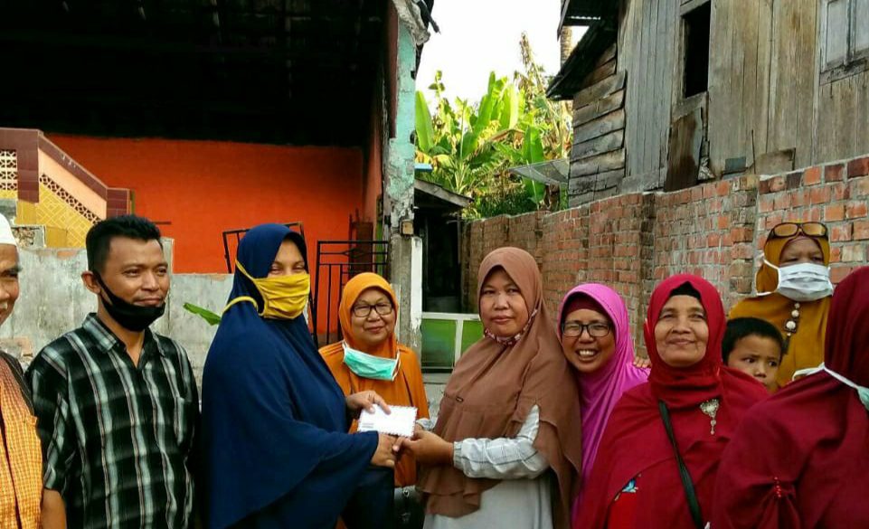 Yulistri Kepala TK ABA Ujanmas Serahkan Bantuan