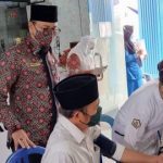 Direktur PDAM Tirta Hidayah Sjobirin Hasan memberikan apresiasi kepada seluruh pegawainya