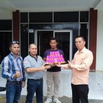 Ketua Pengcab Muaythai Muara Enim, Andi Supratman,SH,.MH Bersama Ketua Muaythai Provinsi Sumsel serah terima bantuan Vitamin untuk Atlet