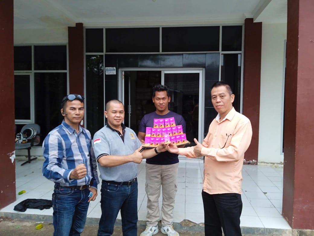 Ketua Pengcab Muaythai Muara Enim, Andi Supratman,SH,.MH Bersama Ketua Muaythai Provinsi Sumsel serah terima bantuan Vitamin untuk Atlet