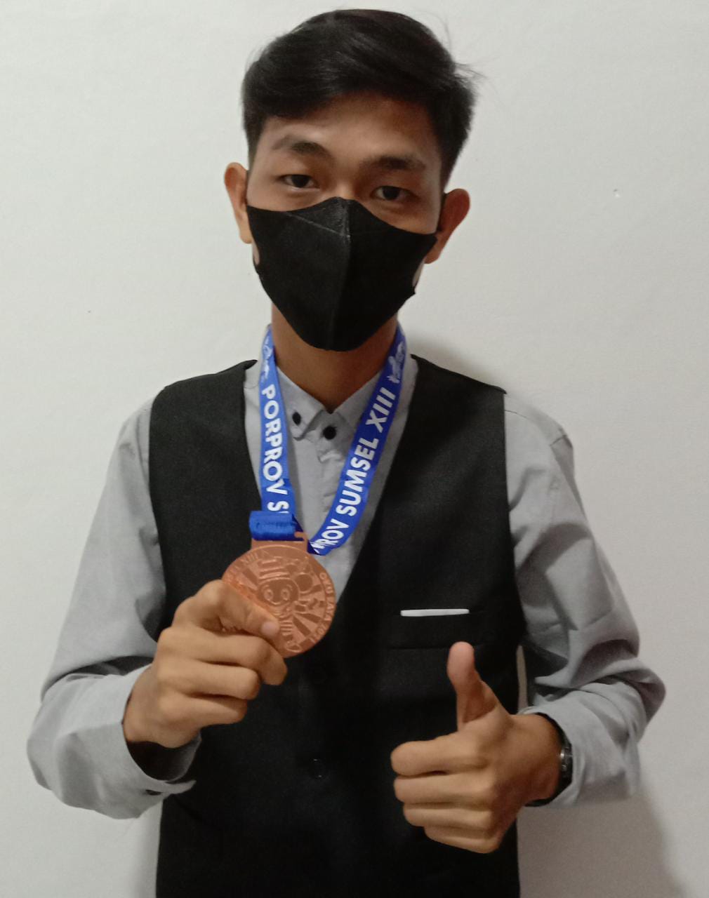 Orlando Lova, Atlet Billiard dari kontingen Kabupaten Muara Enim Pada Porpov Sumatera Selatan yang dilaksanakan di OKU Selatan Turun dengan pertandingan kategori Bola 10 Berhasil Raih Peringkat 3