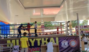 Parianti (Merah) Atlet Muaythai Muara Enim sedang melakukan tendangan terhadap Atlet Empat Lawang dan Berhasil Masuk Final