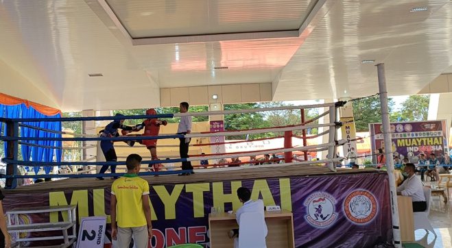 Parianti (Merah) Atlet Muaythai Muara Enim sedang melakukan tendangan terhadap Atlet Empat Lawang dan Berhasil Masuk Final