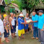 Kader Muda Partai Gelora Muara Enim Syerin Apriandi bersama Ketua DPD Partai Gelora Memberikan Santunan Kepada Warga Terdampak Banjir