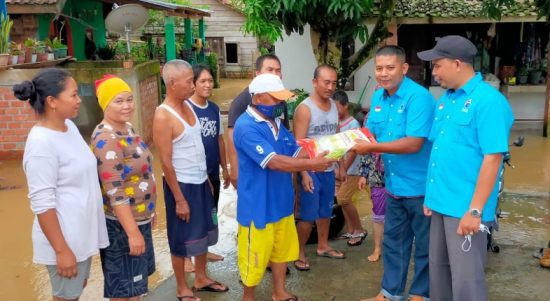 Kader Muda Partai Gelora Muara Enim Syerin Apriandi bersama Ketua DPD Partai Gelora Memberikan Santunan Kepada Warga Terdampak Banjir