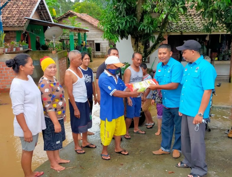 Kader Muda Partai Gelora Muara Enim Syerin Apriandi bersama Ketua DPD Partai Gelora Memberikan Santunan Kepada Warga Terdampak Banjir