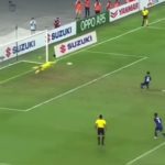 Kiper Timnas Indonesia Nadeo Argawinata berhasil menyelamatkan tendangan pinalti dari timnas Singapura