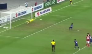 Kiper Timnas Indonesia Nadeo Argawinata berhasil menyelamatkan tendangan pinalti dari timnas Singapura