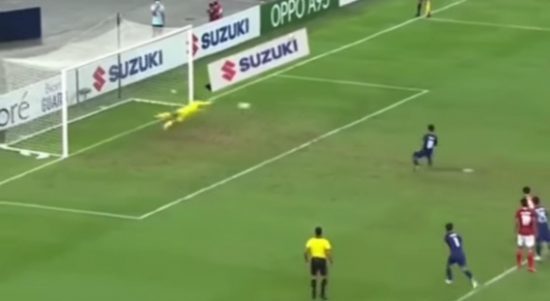 Kiper Timnas Indonesia Nadeo Argawinata berhasil menyelamatkan tendangan pinalti dari timnas Singapura