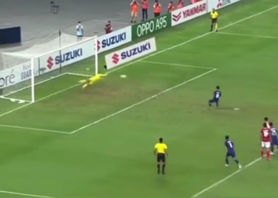 Kiper Timnas Indonesia Nadeo Argawinata berhasil menyelamatkan tendangan pinalti dari timnas Singapura