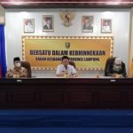 Dr. Baharudin (Ketua FKUB Provinsi Lampung), M. Firsada (Kepala Kesbangpol Provinsi Lampung), Drs. Sarban Sardjono,SH (Ketua FKUB Kabupaten Muara Enim) dalam pertemuan berlangsung dengan diiringi diskusi diskusi singkat baik pertanyaan dari anggota FKUB Lampung maupun FKUB Kabupaten Muara Enim