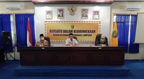 Dr. Baharudin (Ketua FKUB Provinsi Lampung), M. Firsada (Kepala Kesbangpol Provinsi Lampung), Drs. Sarban Sardjono,SH (Ketua FKUB Kabupaten Muara Enim) dalam pertemuan berlangsung dengan diiringi diskusi diskusi singkat baik pertanyaan dari anggota FKUB Lampung maupun FKUB Kabupaten Muara Enim