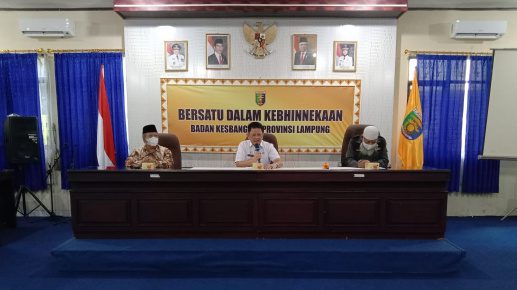 Dr. Baharudin (Ketua FKUB Provinsi Lampung), M. Firsada (Kepala Kesbangpol Provinsi Lampung), Drs. Sarban Sardjono,SH (Ketua FKUB Kabupaten Muara Enim) dalam pertemuan berlangsung dengan diiringi diskusi diskusi singkat baik pertanyaan dari anggota FKUB Lampung maupun FKUB Kabupaten Muara Enim