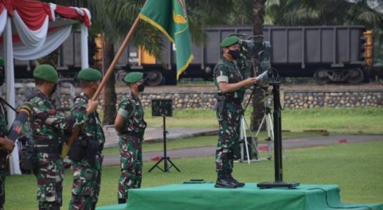 Pangdam 2 Sriwijaya Mayjen TNI Agus Suhardi saat memberikan arahan kepada prajurit TNI di Lapangan Upacara Batalyon 141/AYJP