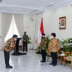 Wakil Presiden Ma'ruf Amin didampingi Menteri lingkungan Hidup Siti Nurbaya Serahkan Secara Langsung Penghargaan PROPER Emas Kepada Dirut PTBA Arsal Ismail