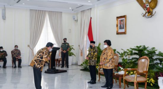 Wakil Presiden Ma'ruf Amin didampingi Menteri lingkungan Hidup Siti Nurbaya Serahkan Secara Langsung Penghargaan PROPER Emas Kepada Dirut PTBA Arsal Ismail