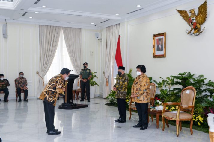 Wakil Presiden Ma'ruf Amin didampingi Menteri lingkungan Hidup Siti Nurbaya Serahkan Secara Langsung Penghargaan PROPER Emas Kepada Dirut PTBA Arsal Ismail