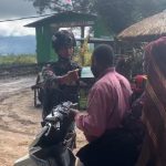 Tampak anggota TNI sedang membagikan Masker kepada warga. (Foto : Satgas Pamtas)