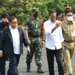 Presiden Jokowi didampingi Gubernur Sumatera Selatan Herman Deru, Pj Bupati Muara Enim H Nasrun Umar, Menteri Erick Tohir, Bahlil Lahaladia dan tamu undangan lainnya sedang melakukan peninjauan proyek hilirisasi batubara di Kabupaten Muara Enim