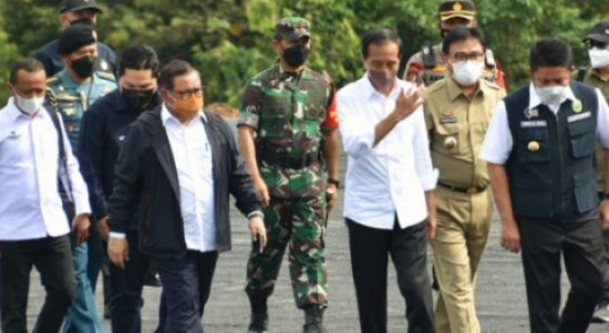 Presiden Jokowi didampingi Gubernur Sumatera Selatan Herman Deru, Pj Bupati Muara Enim H Nasrun Umar, Menteri Erick Tohir, Bahlil Lahaladia dan tamu undangan lainnya sedang melakukan peninjauan proyek hilirisasi batubara di Kabupaten Muara Enim