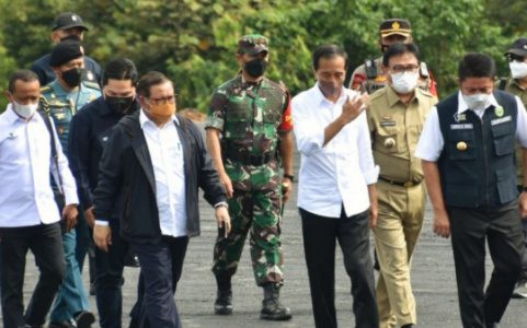 Presiden Jokowi didampingi Gubernur Sumatera Selatan Herman Deru, Pj Bupati Muara Enim H Nasrun Umar, Menteri Erick Tohir, Bahlil Lahaladia dan tamu undangan lainnya sedang melakukan peninjauan proyek hilirisasi batubara di Kabupaten Muara Enim