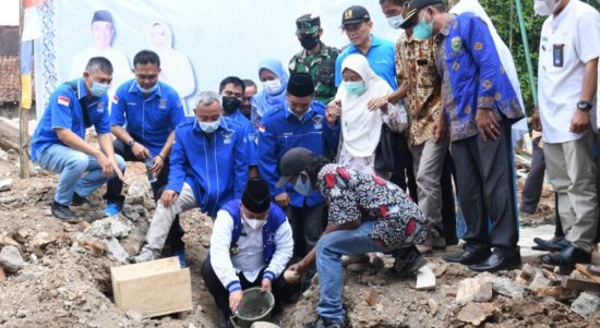 Cik Ujang, Ketua Partai Demokrat Sumatera Selatan sedang melakukan peletakan batu pertama Masjid Jamik yang terletak di Kecamatan Benakat Kabupaten Muara Enim