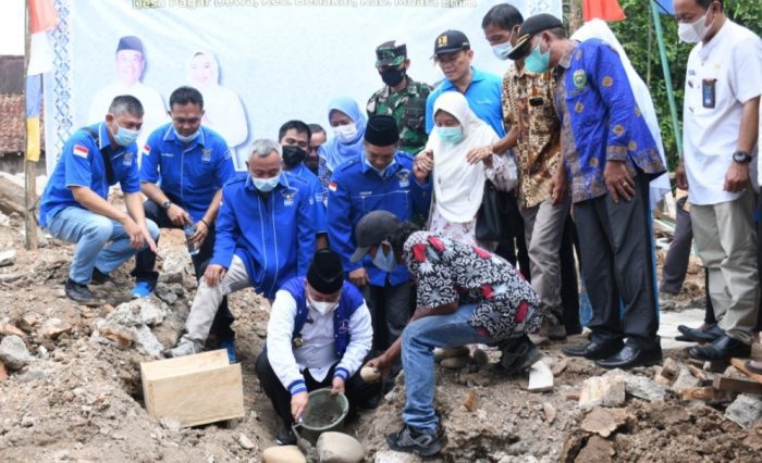 Cik Ujang, Ketua Partai Demokrat Sumatera Selatan sedang melakukan peletakan batu pertama Masjid Jamik yang terletak di Kecamatan Benakat Kabupaten Muara Enim