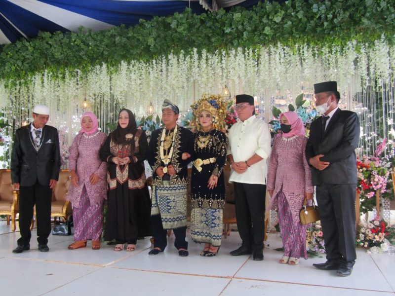 H Nasrun Umar bersama istri Hj Renny Nasrun Umar menghadiri undangan acara resepsi pernikahan