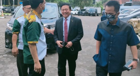 Ketua TP Sriwijaya Sumsel Dolmar Damarjaya dan Ketua Febri Tradjumas menyambut kedatangan Ketua Umum TP Sriwijaya Dr. Sudirman D HURRY yang hadir bersama Waketum Ir Iwan Assaari Romuzun