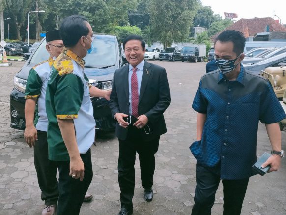 Ketua TP Sriwijaya Sumsel Dolmar Damarjaya dan Ketua Febri Tradjumas menyambut kedatangan Ketua Umum TP Sriwijaya Dr. Sudirman D HURRY yang hadir bersama Waketum Ir Iwan Assaari Romuzun