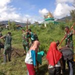 Tampak para prajurit Tentara Nasional Indonesia bersama warga menyulap lahan kosong menjadi kebun sayuran
