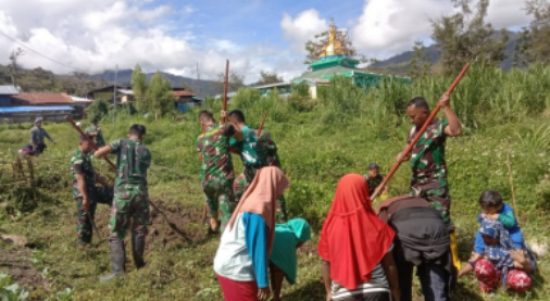 Tampak para prajurit Tentara Nasional Indonesia bersama warga menyulap lahan kosong menjadi kebun sayuran