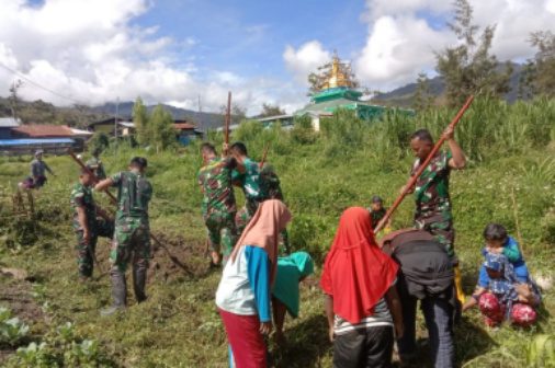 Tampak para prajurit Tentara Nasional Indonesia bersama warga menyulap lahan kosong menjadi kebun sayuran