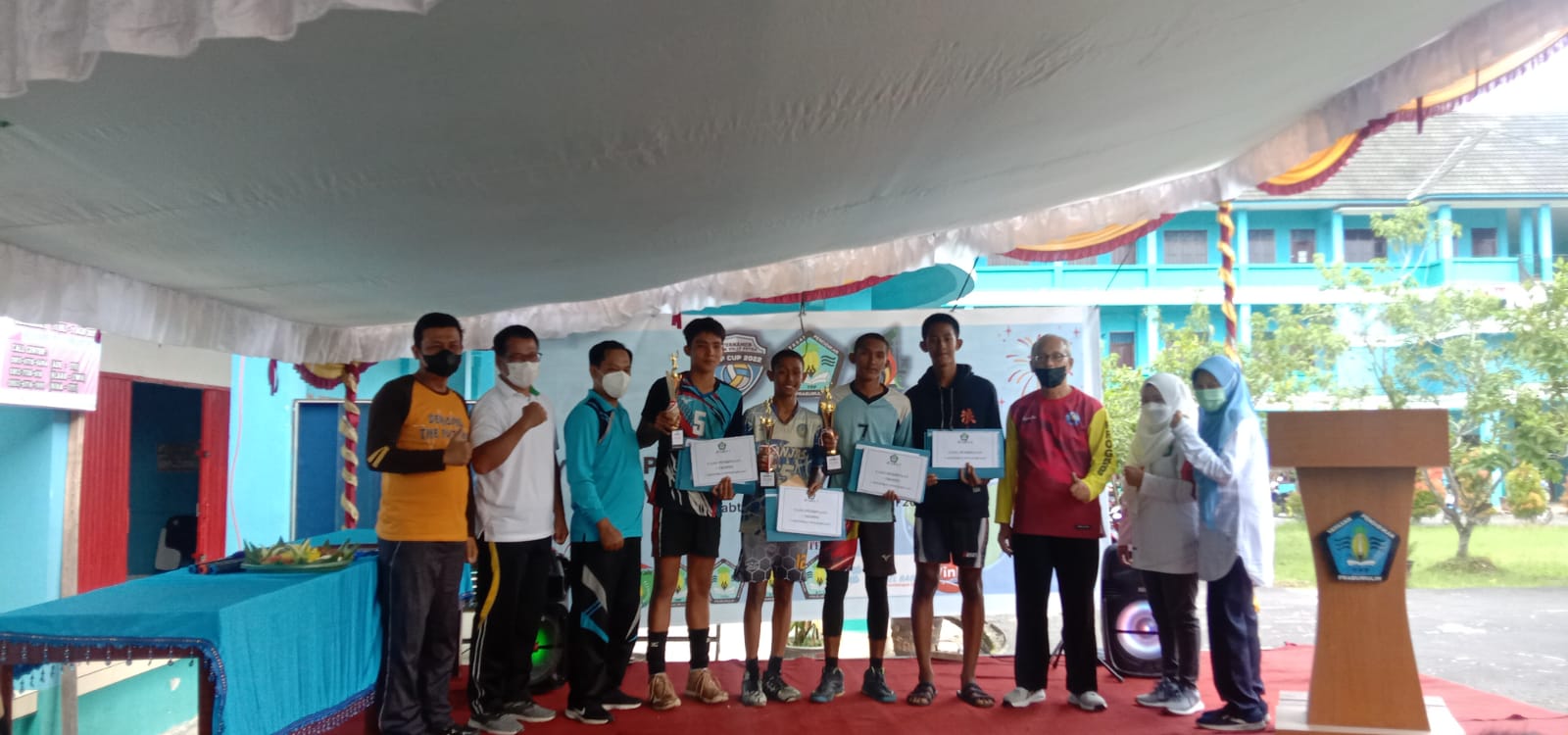 Kepala SMA 1 Ujanmas Penderizal,S.Pd,.MM bersama para atlet Volly yang berhasil menjadi juara kedua pada turnamen Volly Ball YPP Cup