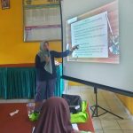 Kepala MIN 3 Muara Enim, Misliyani,S.Ag,.M.Pd.I sedang memberikan materi pelajaran kepada peserta didik