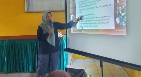 Kepala MIN 3 Muara Enim, Misliyani,S.Ag,.M.Pd.I sedang memberikan materi pelajaran kepada peserta didik