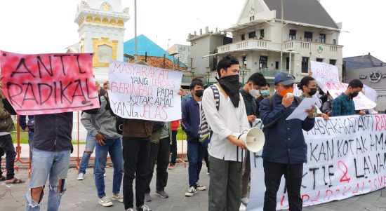 KOMAR menggelar Aksi Damai 'Lawan Radikalise dan Hentikan Penarikan Infak Atas Nama Kemanusiaan' di Tugu Pal Putih Jogja.