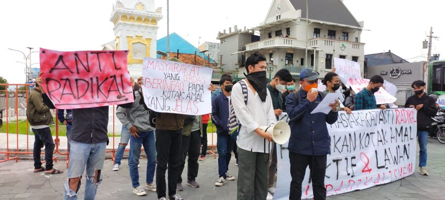 KOMAR menggelar Aksi Damai 'Lawan Radikalise dan Hentikan Penarikan Infak Atas Nama Kemanusiaan' di Tugu Pal Putih Jogja.