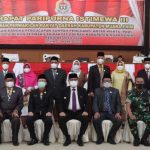 Pj Bupati Muara Enim Dr H Nasrun Umar bersama para anggota DPRD Muara Enim Pengganti Antar Waktu yang dilantik pada hari ini di Aula DPRD Muara Enim
