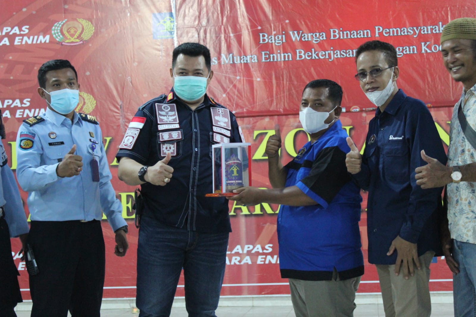 Kalapas Muara Enim Herdianto memberikan Cinderamata Hasil Karya Warga Binaan Lapas Muara Enim kepada Ketua PWI Muara Enim.