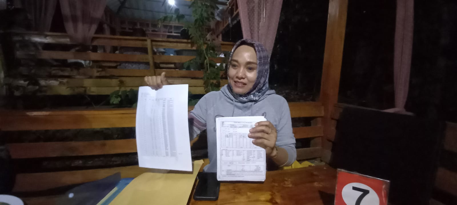 Bertempat di restoran Tungkuw Muara Enim, Karla selaku Humas & Legal PT ICP sedang melakukan konferensi pers terkait permasalahan kerjasama kontrak dengan PT UN