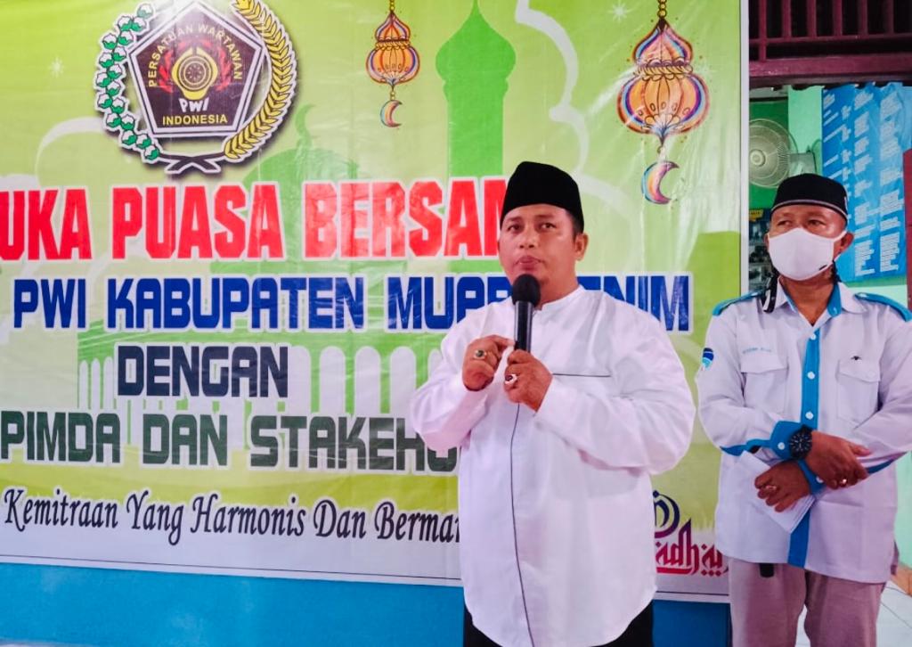 Ketua PWI Kabupaten Muara Enim Al Azhar sedang memberikan sambutan dan membuka acara Buka Puasa Bersama yang digelar di Rumah Jurnalis