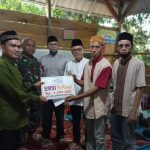 Ketua SMSI Muara Enim Hafizul Ahkam didampingi sekretaris Firdaus (Cacon) menyerahkan bantuan secara simbolis ke pengurus Rumah Quran Al Uswah. (29/04/2022)