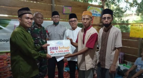 Ketua SMSI Muara Enim Hafizul Ahkam didampingi sekretaris Firdaus (Cacon) menyerahkan bantuan secara simbolis ke pengurus Rumah Quran Al Uswah. (29/04/2022)