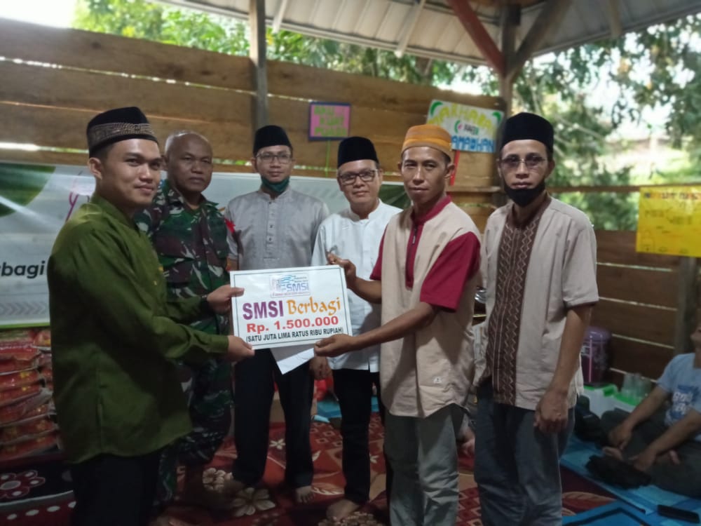 Ketua SMSI Muara Enim Hafizul Ahkam didampingi sekretaris Firdaus (Cacon) menyerahkan bantuan secara simbolis ke pengurus Rumah Quran Al Uswah. (29/04/2022)