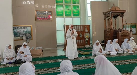 Misliyani,M.Pd.I memberikan siraman rohani pada acara gebyar Ramadhan yang dilaksanakan FORSAPSS Kabupaten Muara Enim